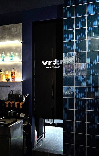 주류 진열 선반과 vrtr 로고 벽면이 있는 바차 매장 인테리어